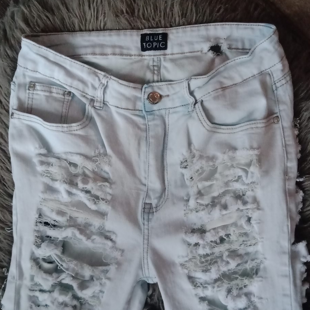 Distressed jeans - Picture 2 of 16